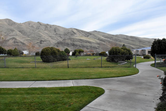 Clarkston_Washington_QualityInnandSuites_walkingpath - Small Town