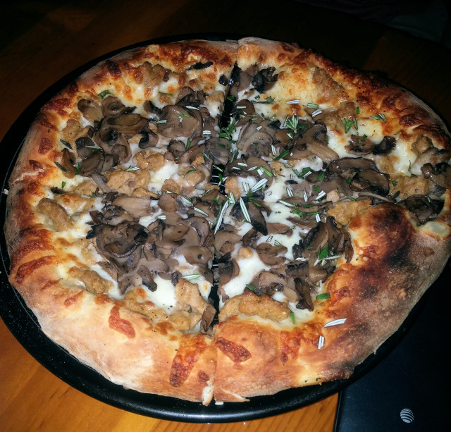 Sausage and mushroom pizza a La Conner Brewing Co.