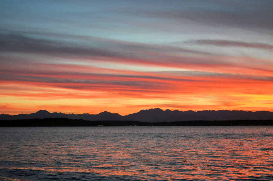 Zonsondergang boven de Olympic Mountains.