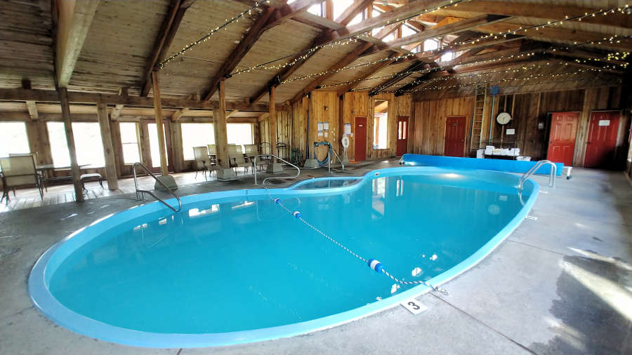 La piscina del River Run Inn a Winthrop, Washington.