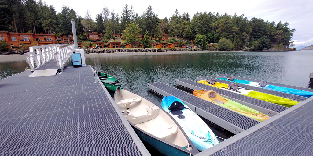 Free canoes and kayaks at Snug Harbor Resort.
