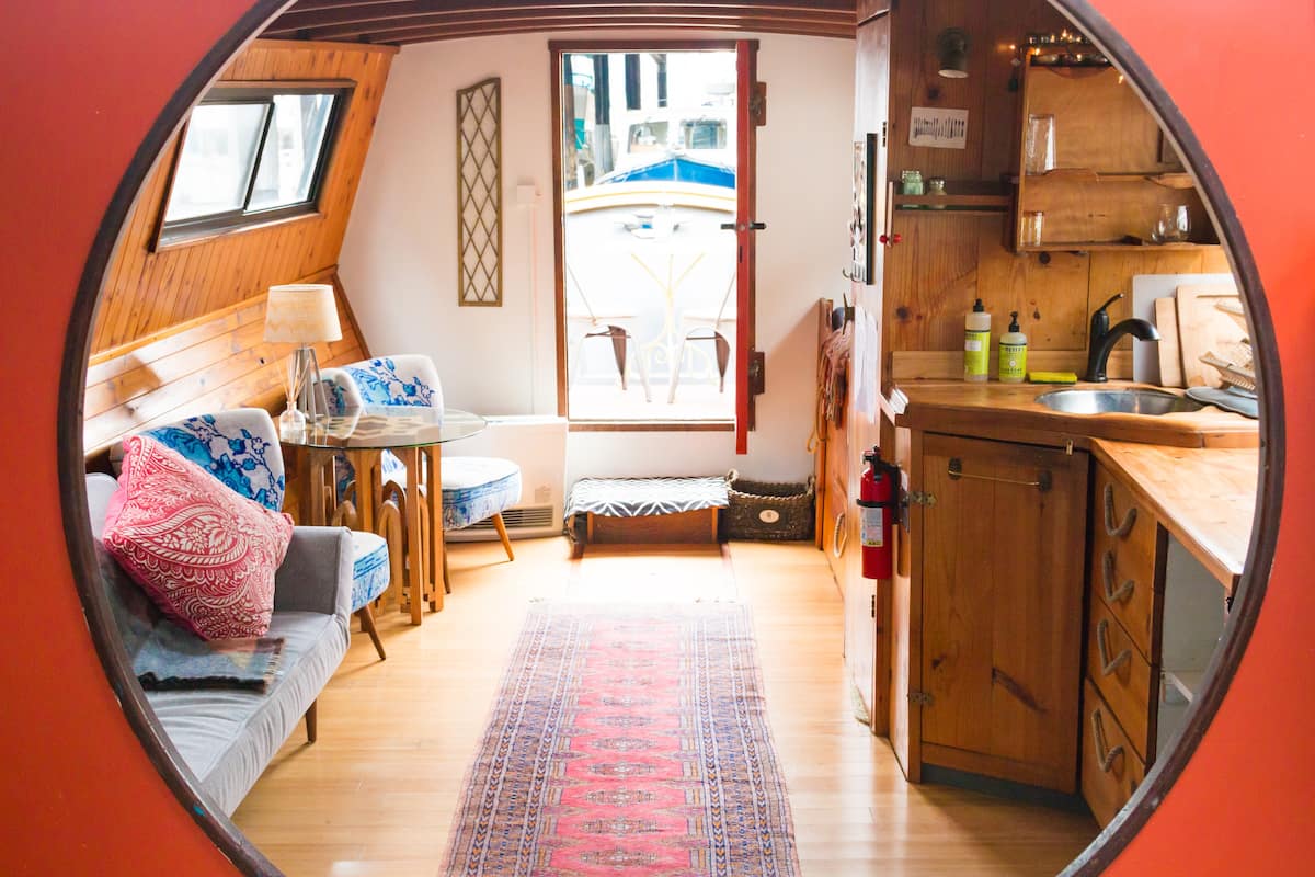 10 Gorgeous Houseboat Rentals In Seattle You Can Book On Airbnb Small   1041cb5d 4126 4305 B101 21cf269b8b3e 