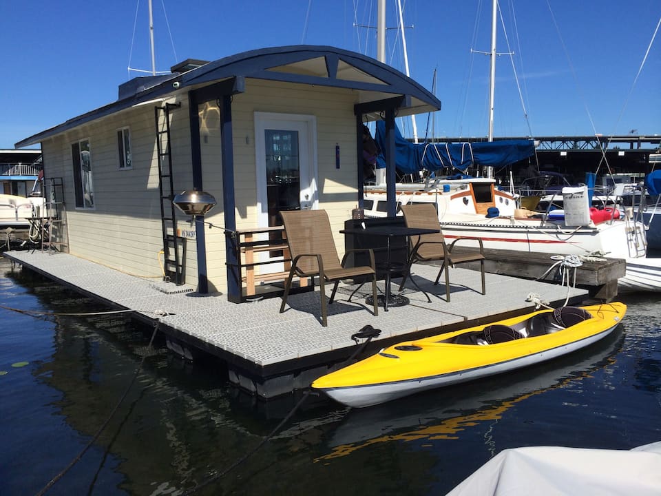 10 Gorgeous Houseboat Rentals In Seattle You Can Book On Airbnb Small   66bc83d1 Original 