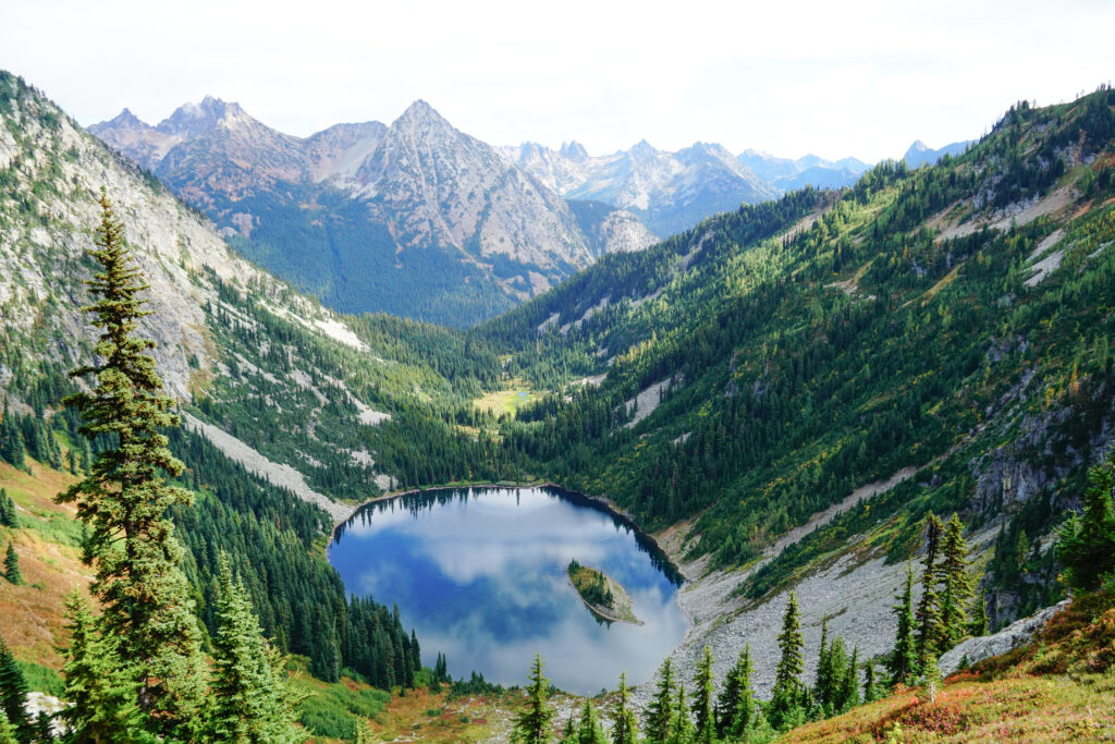 view of a lake surrounded by mountains on maple pass loop, one of the best washington hiking trails