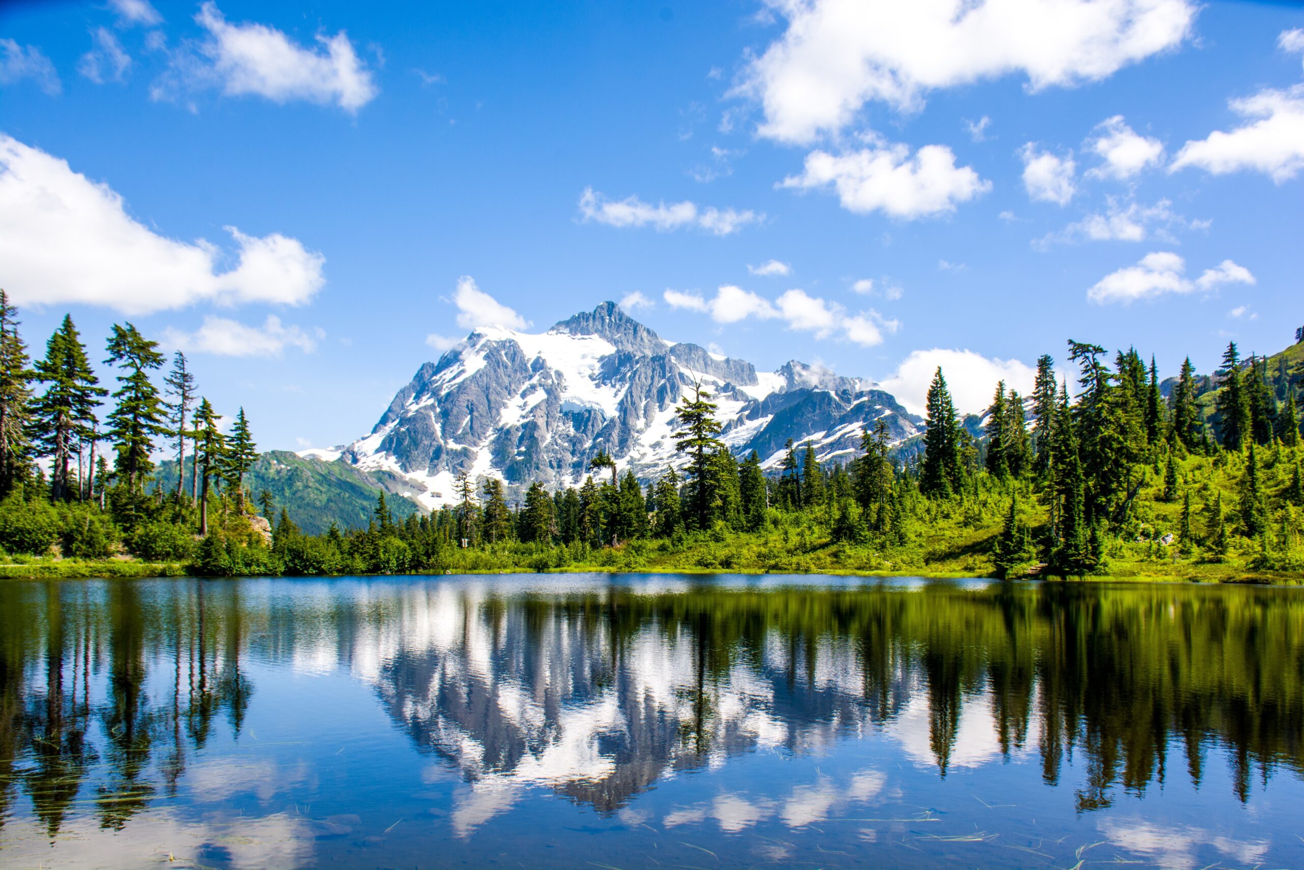 mountain reflecting on a lake in one of the best national parks in washington state