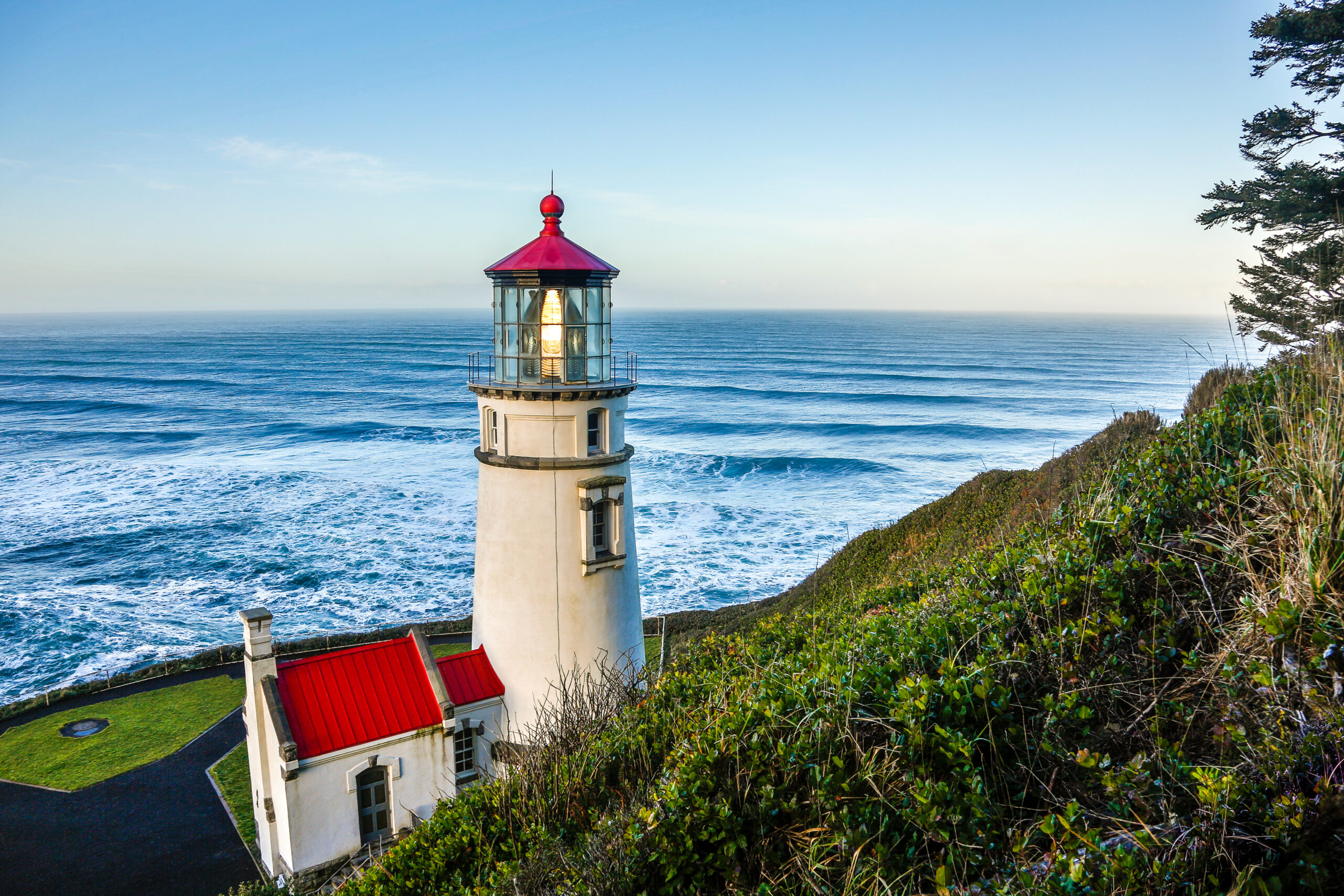 heceta head lighthouse with ocean in the background, one of the best lighthouses in oregon to visit
